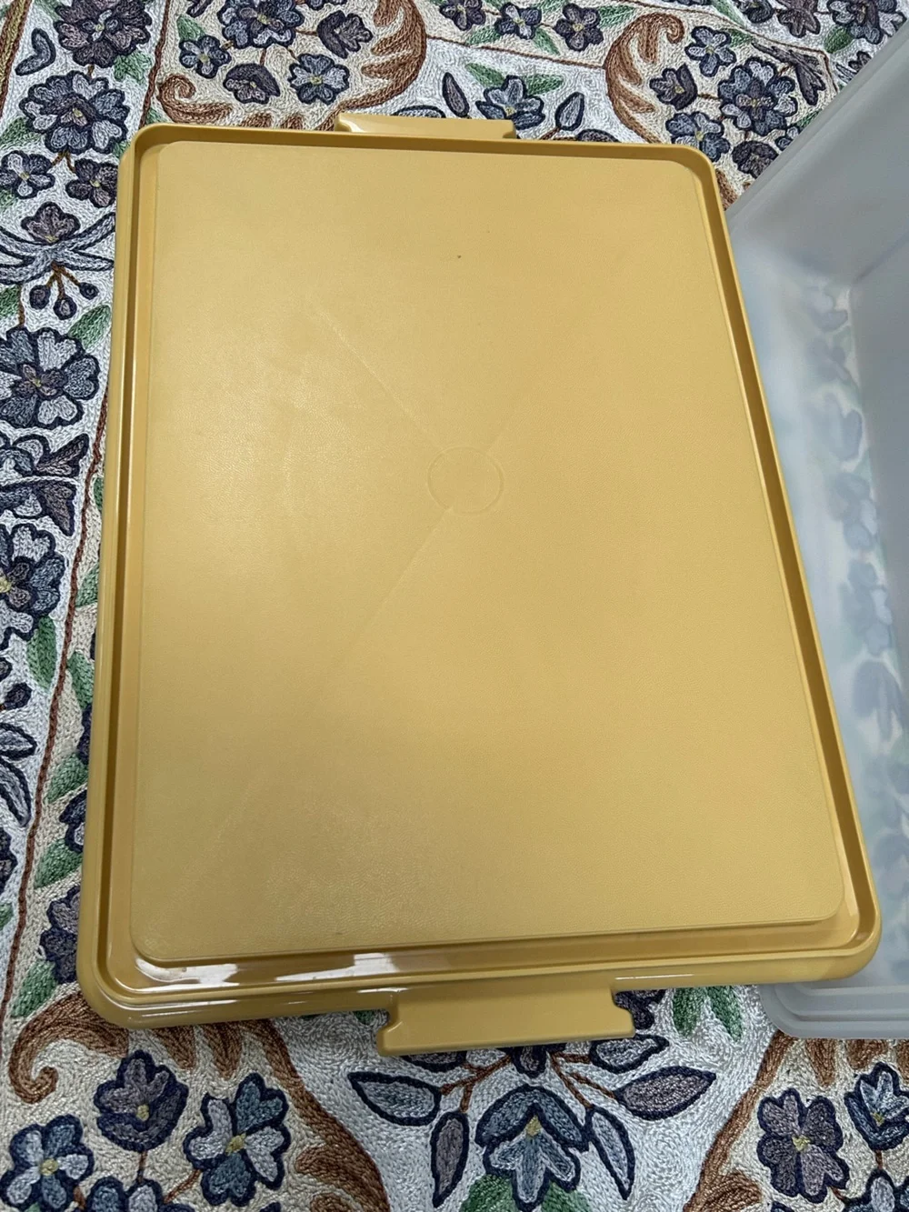 Vntg Tupperware harvest Gold Rectangular Sheet Cake Carrier. Like new. 2 piece